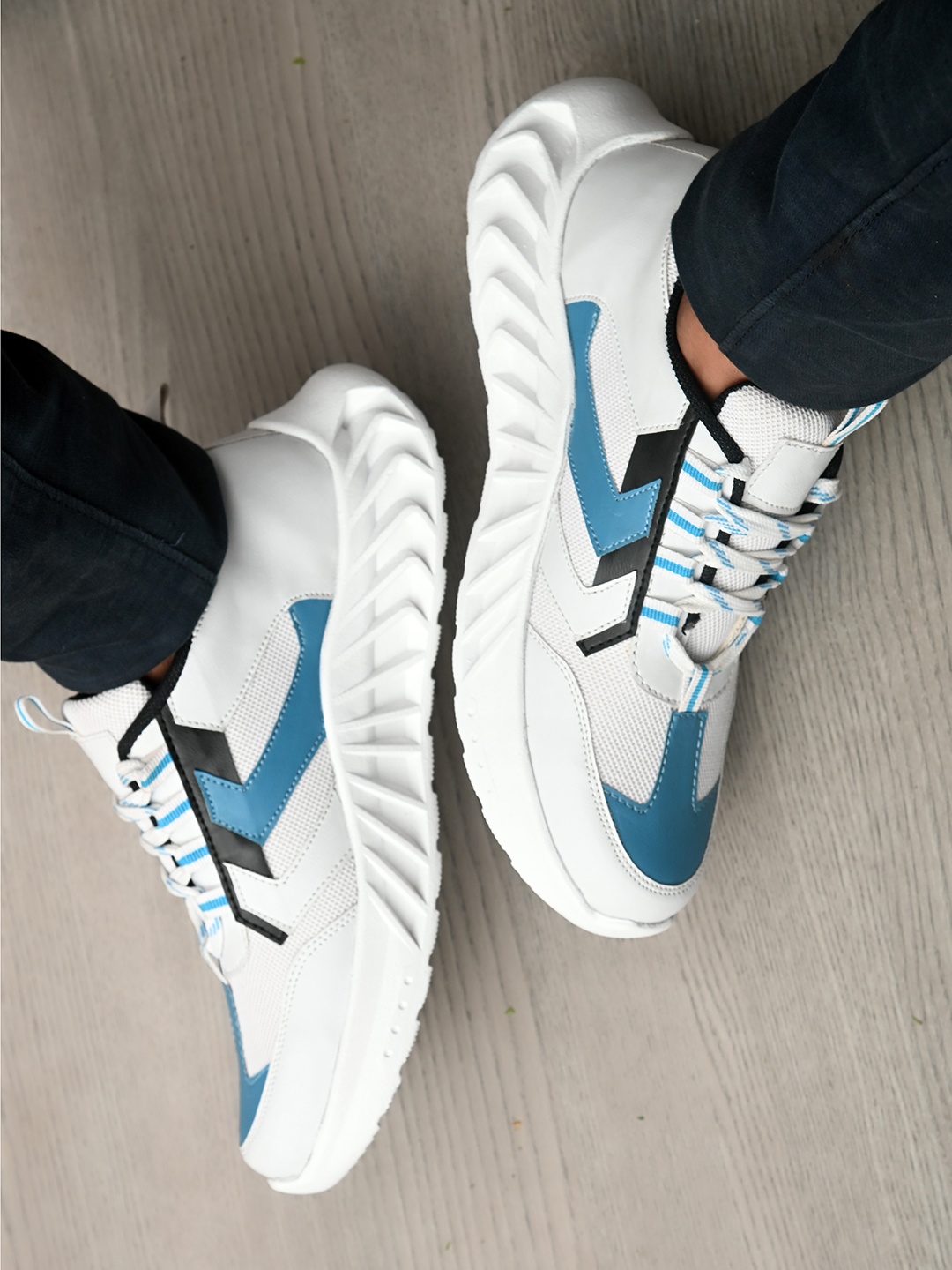 

Roadster Men White Printed Sneakers