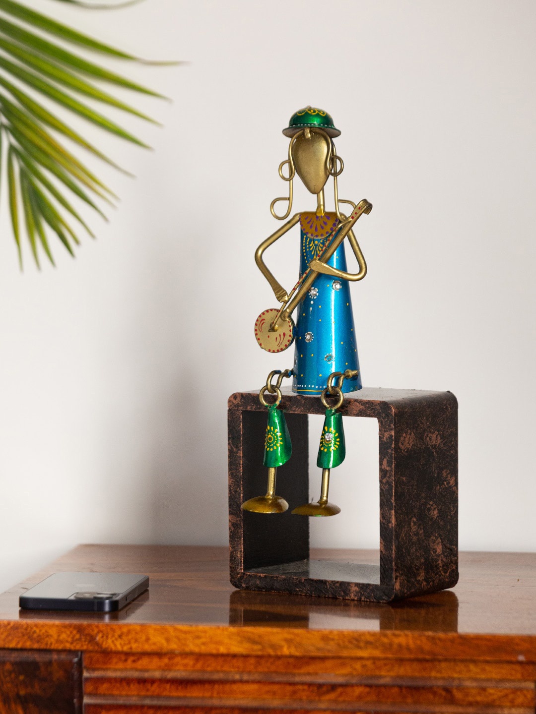 

ExclusiveLane Blue & Brown Sitar Musician Showpieces