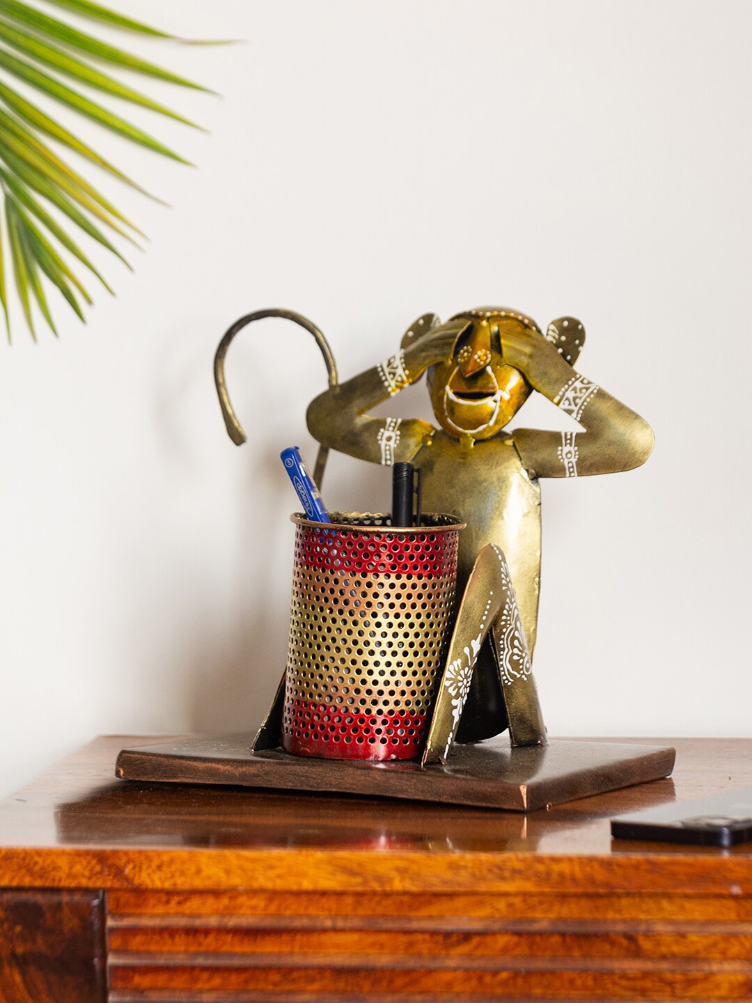 

ExclusiveLane Gold-Toned Monkey Mischiefs Hand-Painted Metal Pen Stand