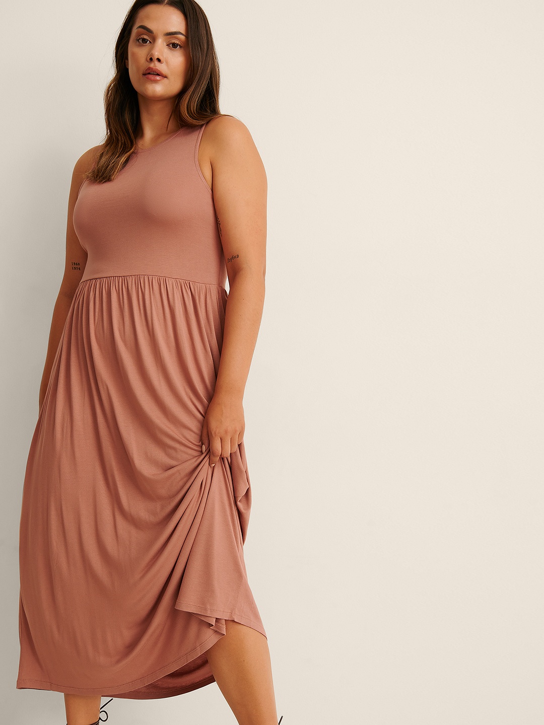 

NA-KD Nude-Coloured Solid Midi Fit & Flare Dress