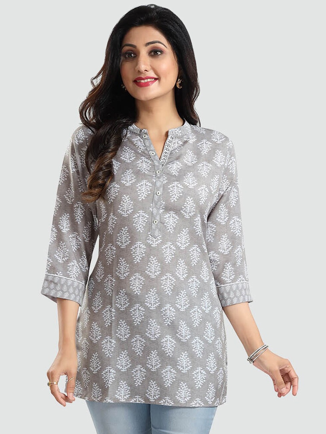 

Saree Swarg Grey & White Floral Printed Kurti