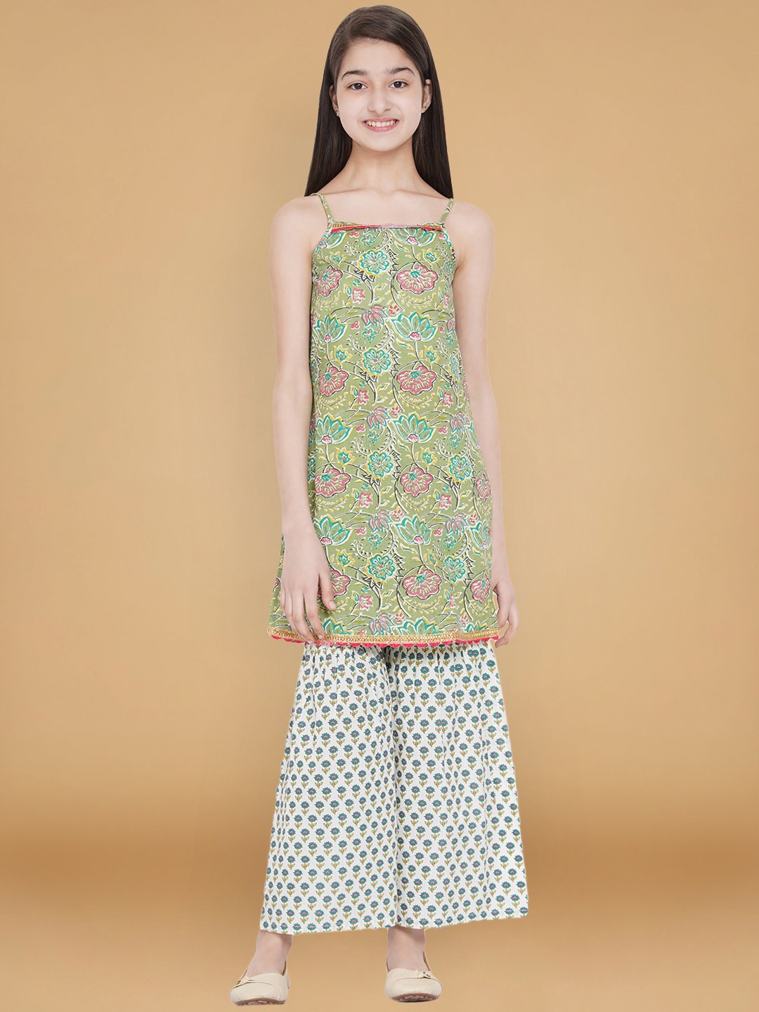 

titliyan Girls Green Embroidered Panelled Pure Cotton Kurti with Palazzos