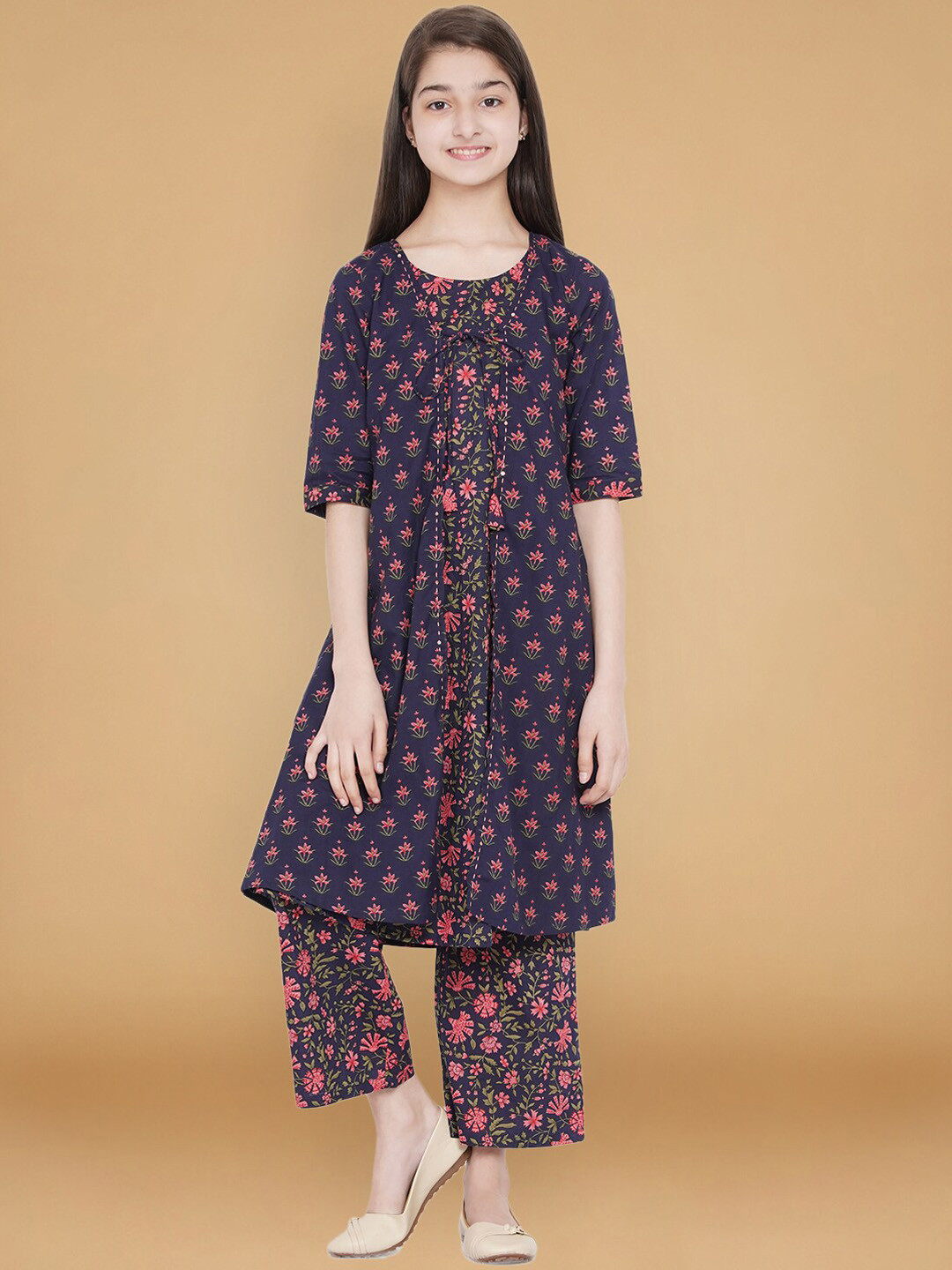 

titliyan Girls Blue Floral Printed Empire Pure Cotton Kurti with Trousers