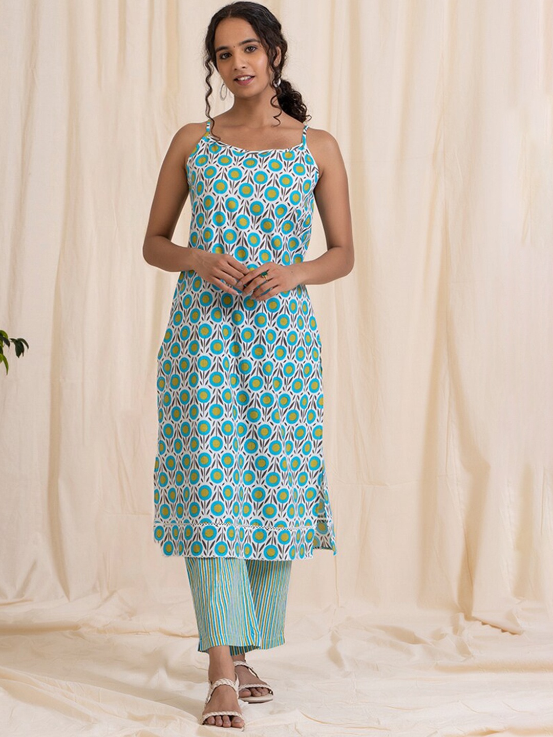 

AKISO Women Blue Floral Embroidered Pure Cotton Kurta With Palazzos