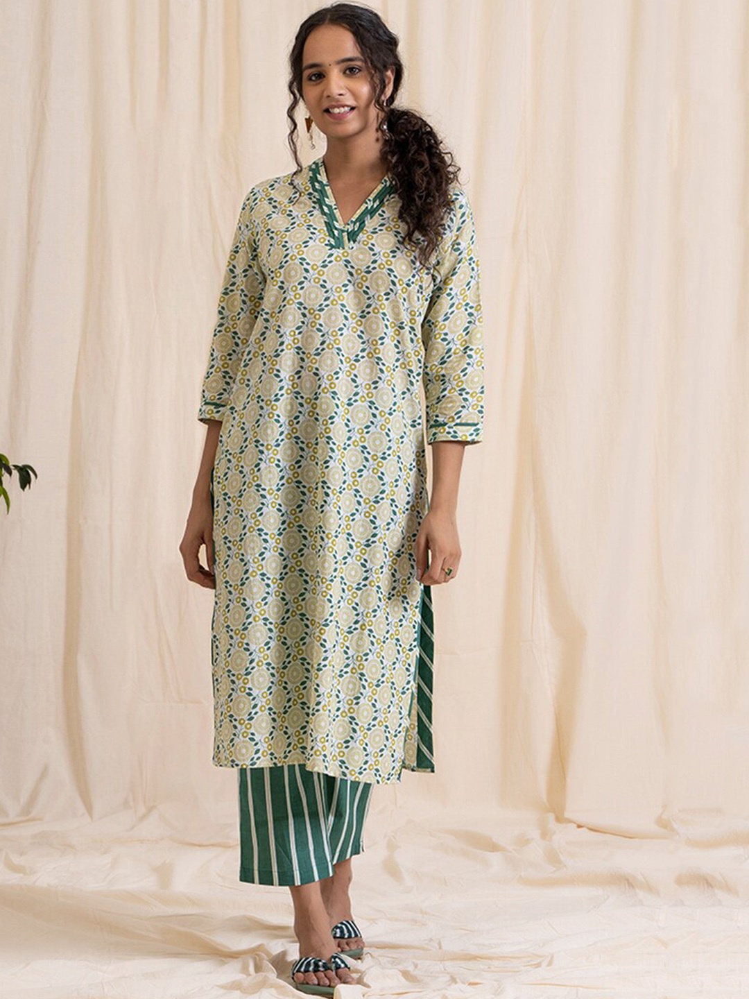 

AKISO Women Green Ethnic Motifs Printed Floral Kurta