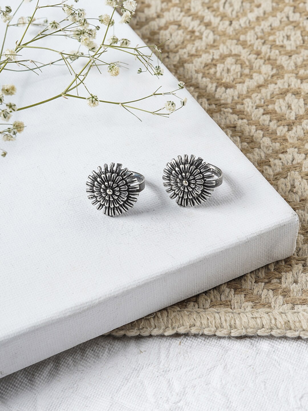 

TEEJH Oxidised Silver-Plated Floral Toe Ring