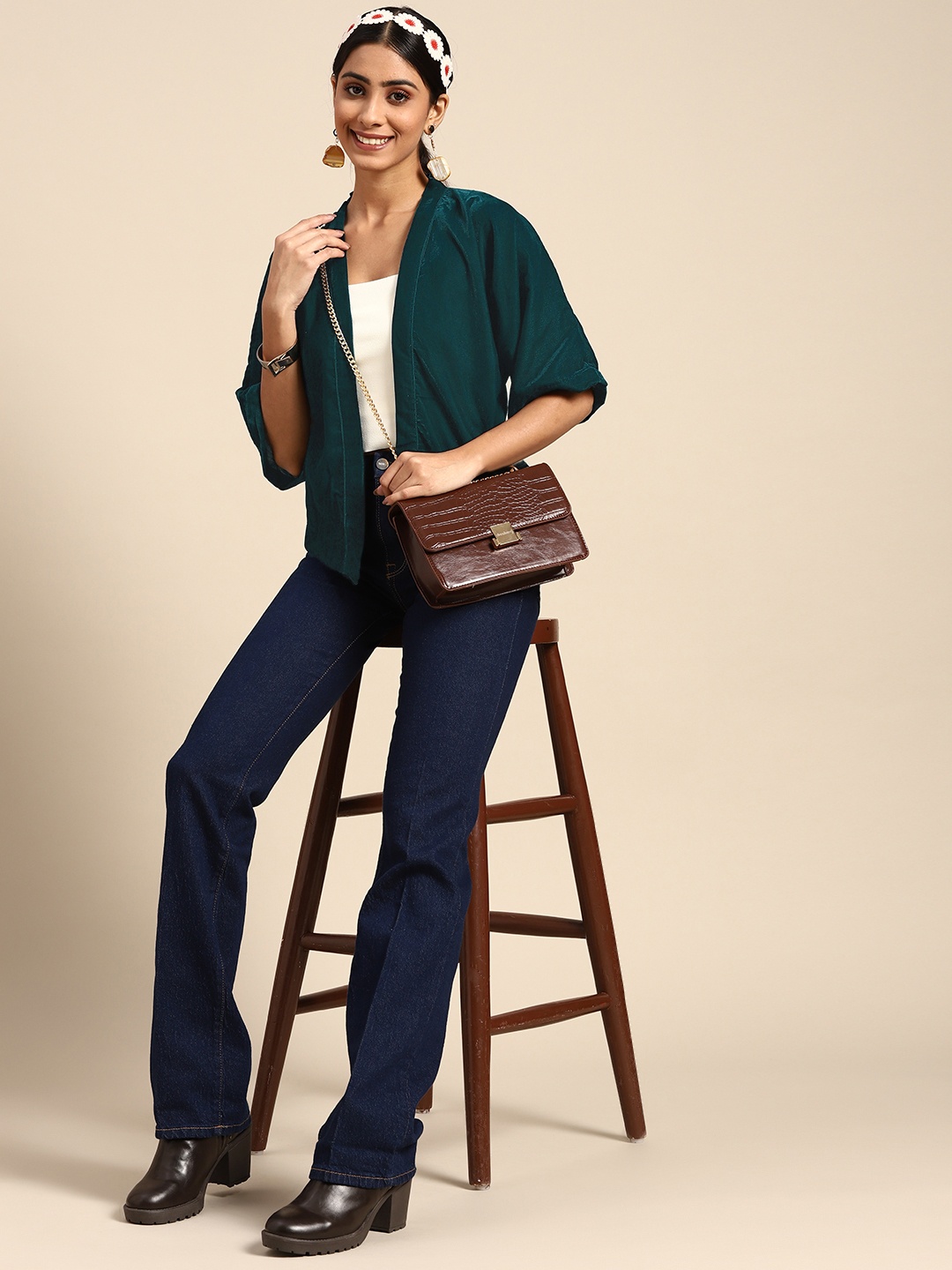 

Sangria Women Green Solid Crop Velvet Finish Shrug