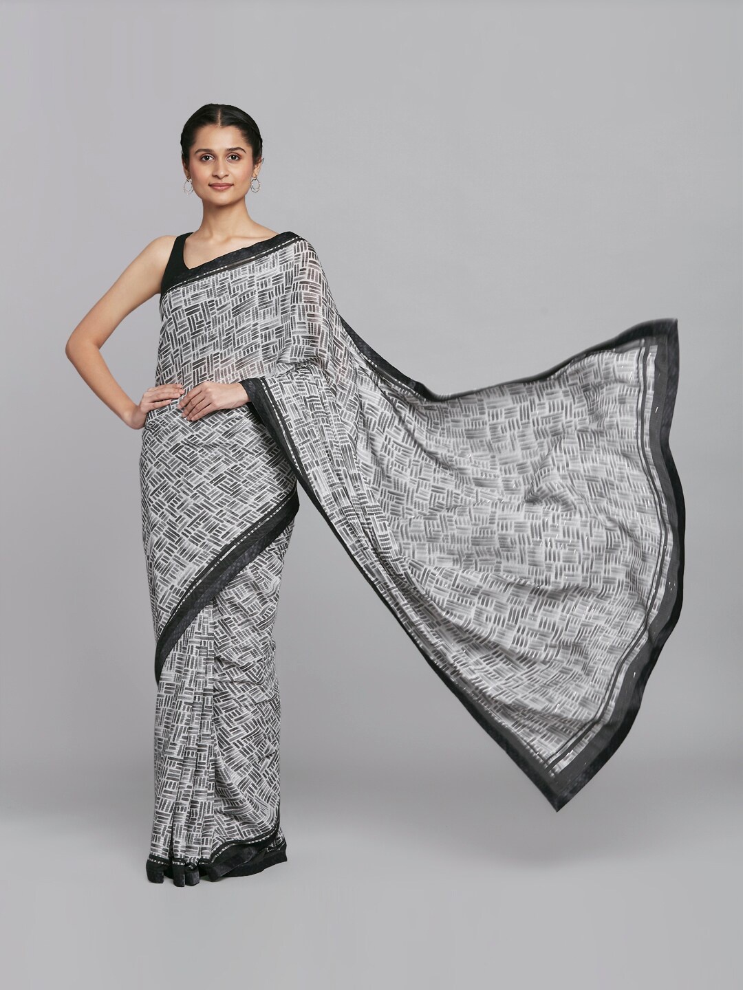 

navyasa Black & White Saree