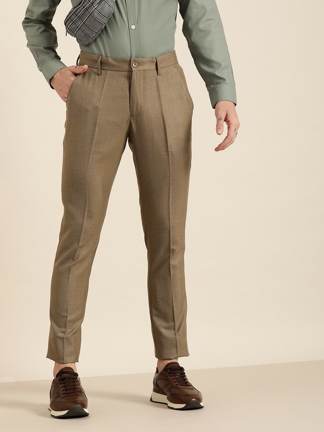 

encore by INVICTUS Men Khaki Textured Mid-Rise Regular Trousers