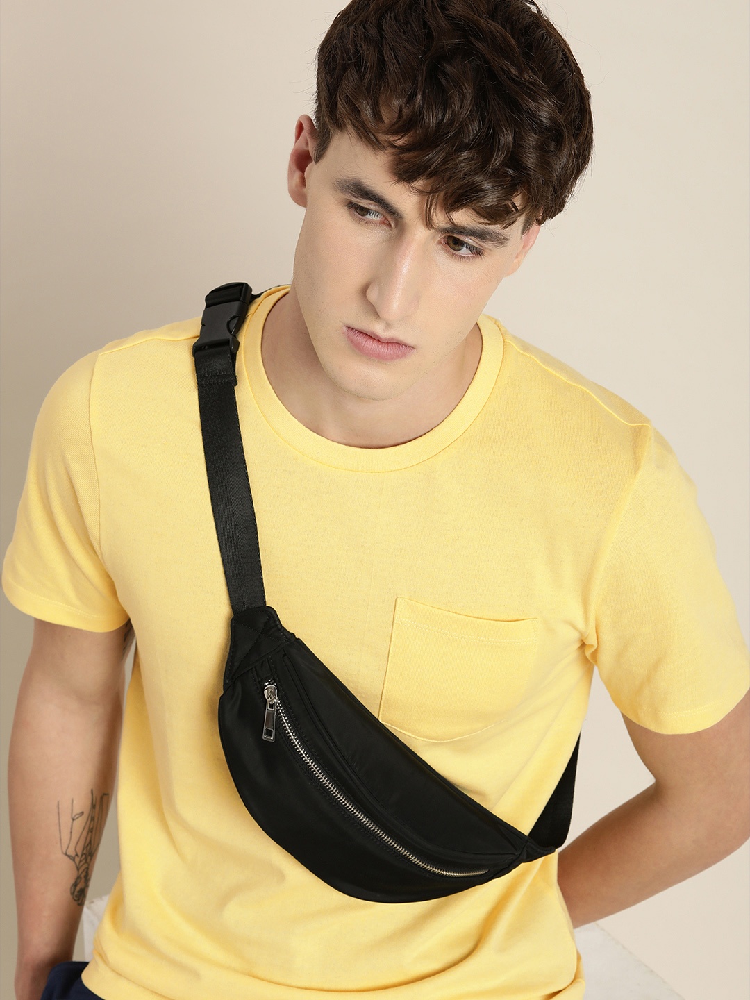 

encore by INVICTUS Men Yellow Solid Round-Neck Casual T-shirt With Chest Pocket