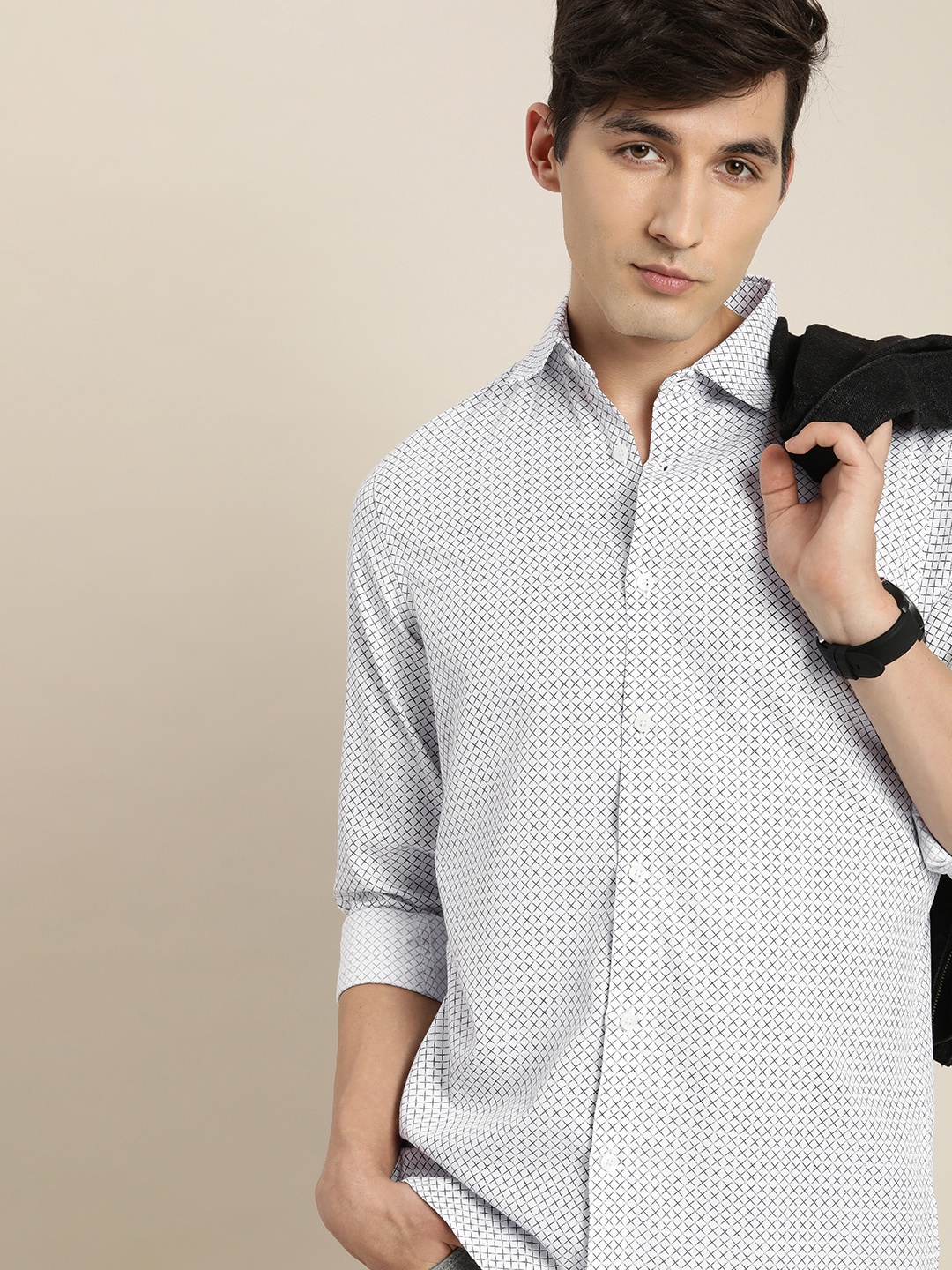 

encore by INVICTUS Men White & Black Checked Easy Iron Casual Shirt