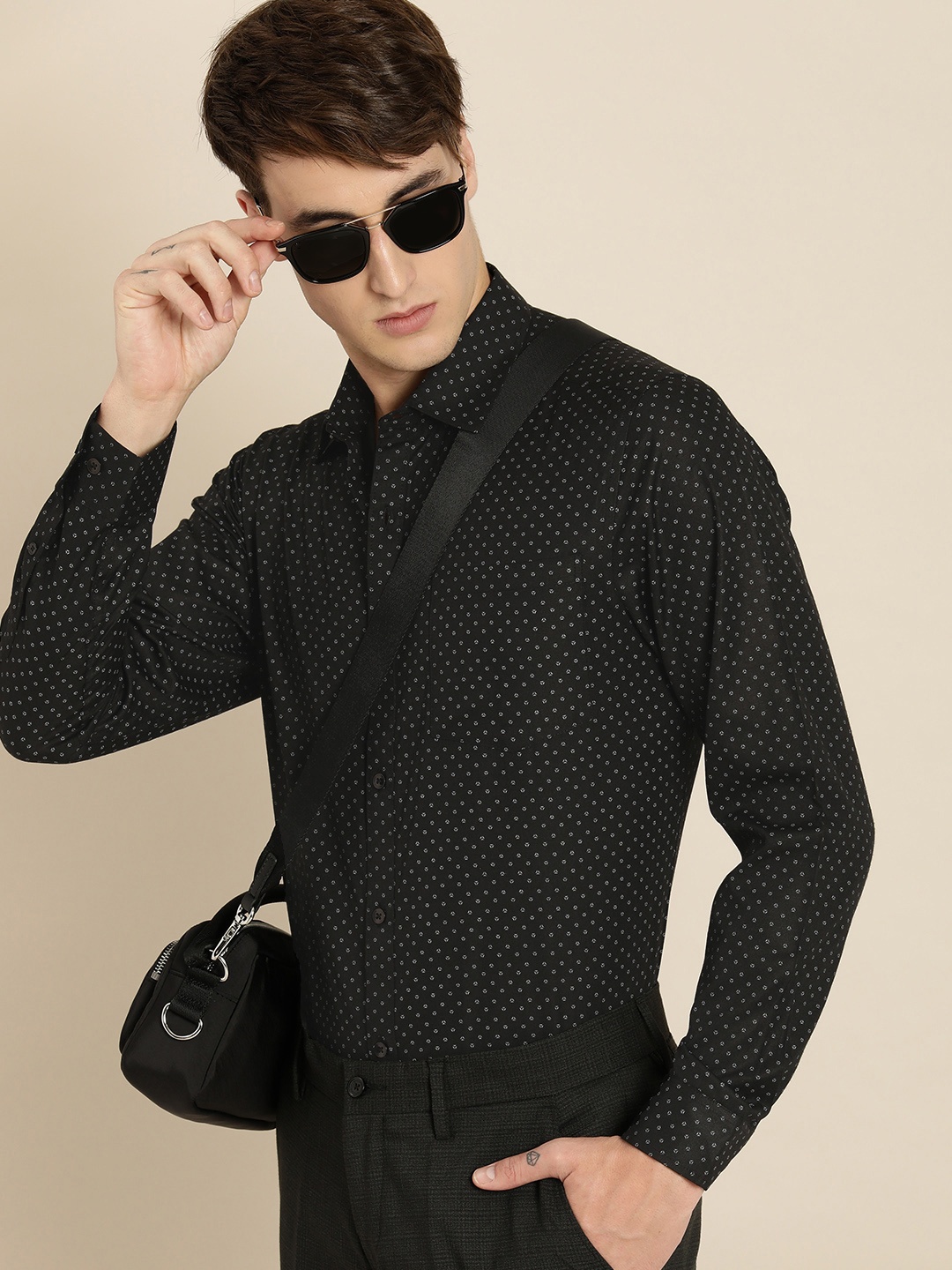 

encore by INVICTUS Men Black Printed Easy Iron Casual Shirt