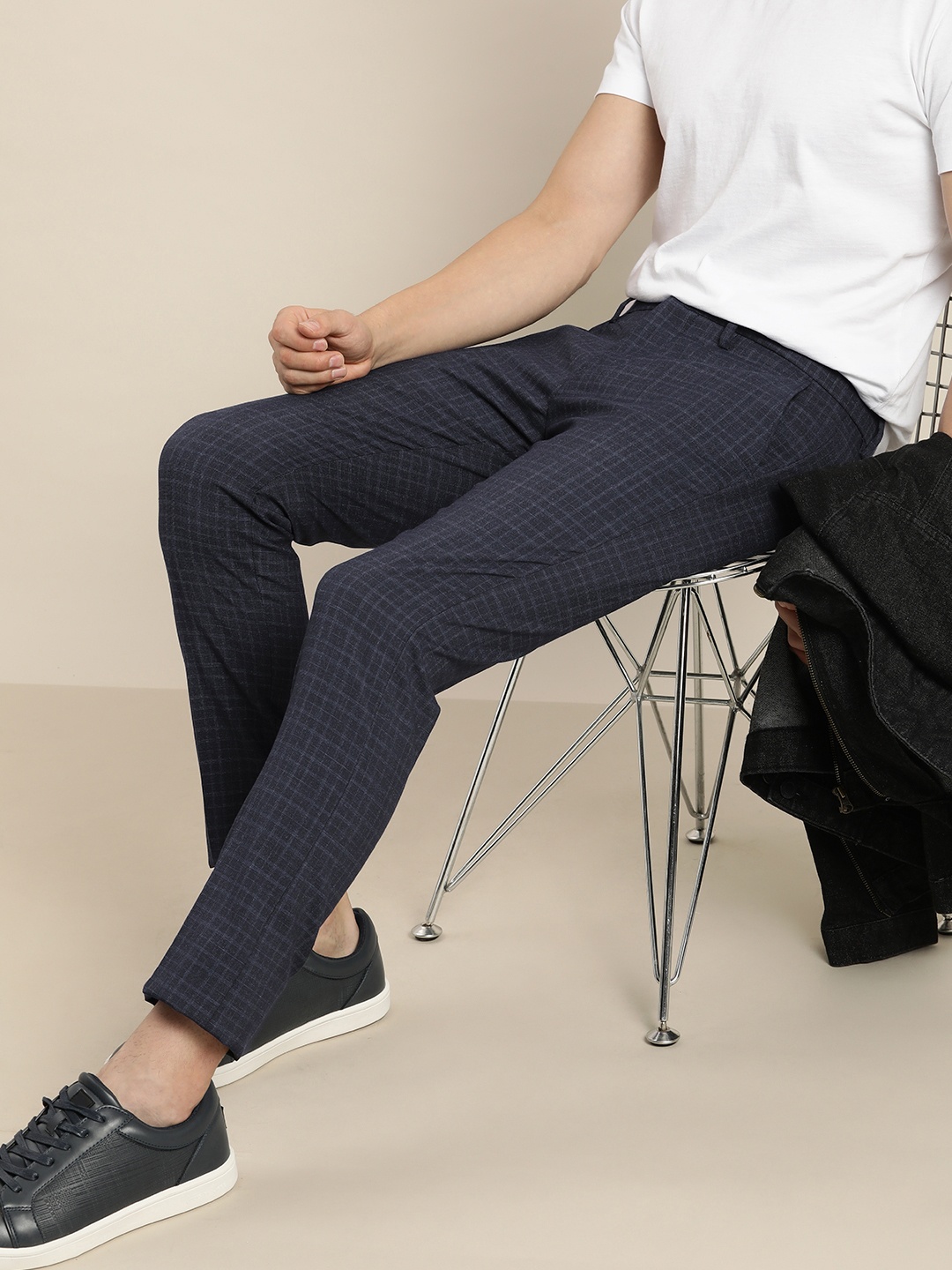 

encore by INVICTUS Men Navy Blue Checked Cropped Regular Trousers