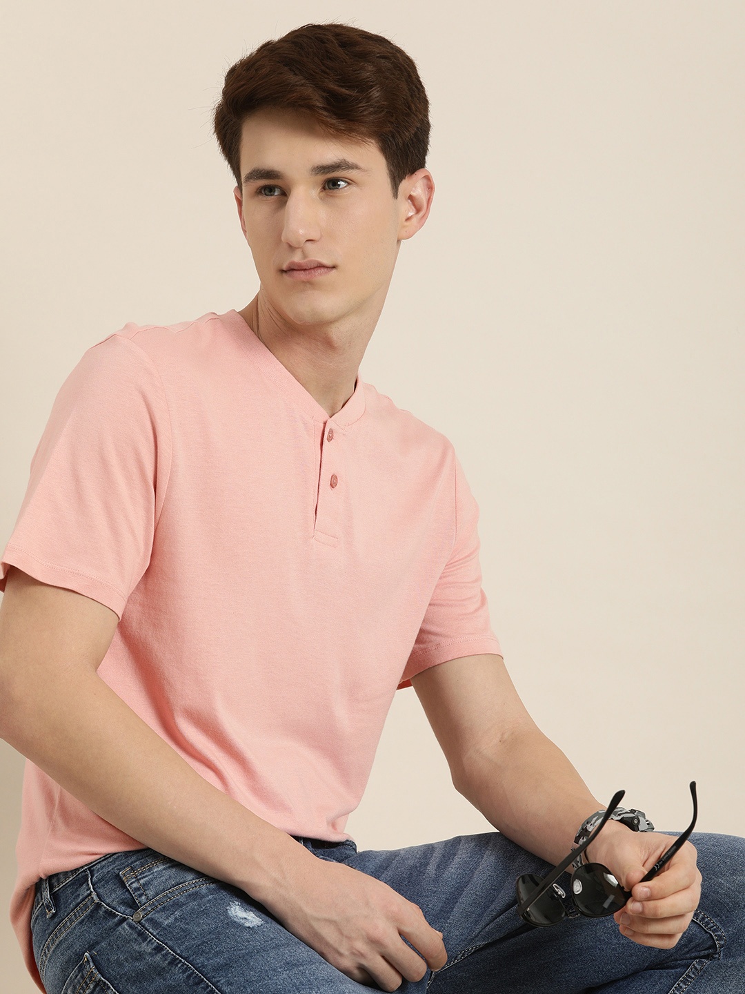 

encore by INVICTUS Men Pink Solid Pure Cotton V-Neck T-shirt