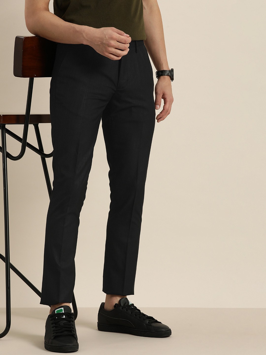 

encore by INVICTUS Men Black Solid Regular Fit Mid-Rise Plain Woven Flat-Front Trousers