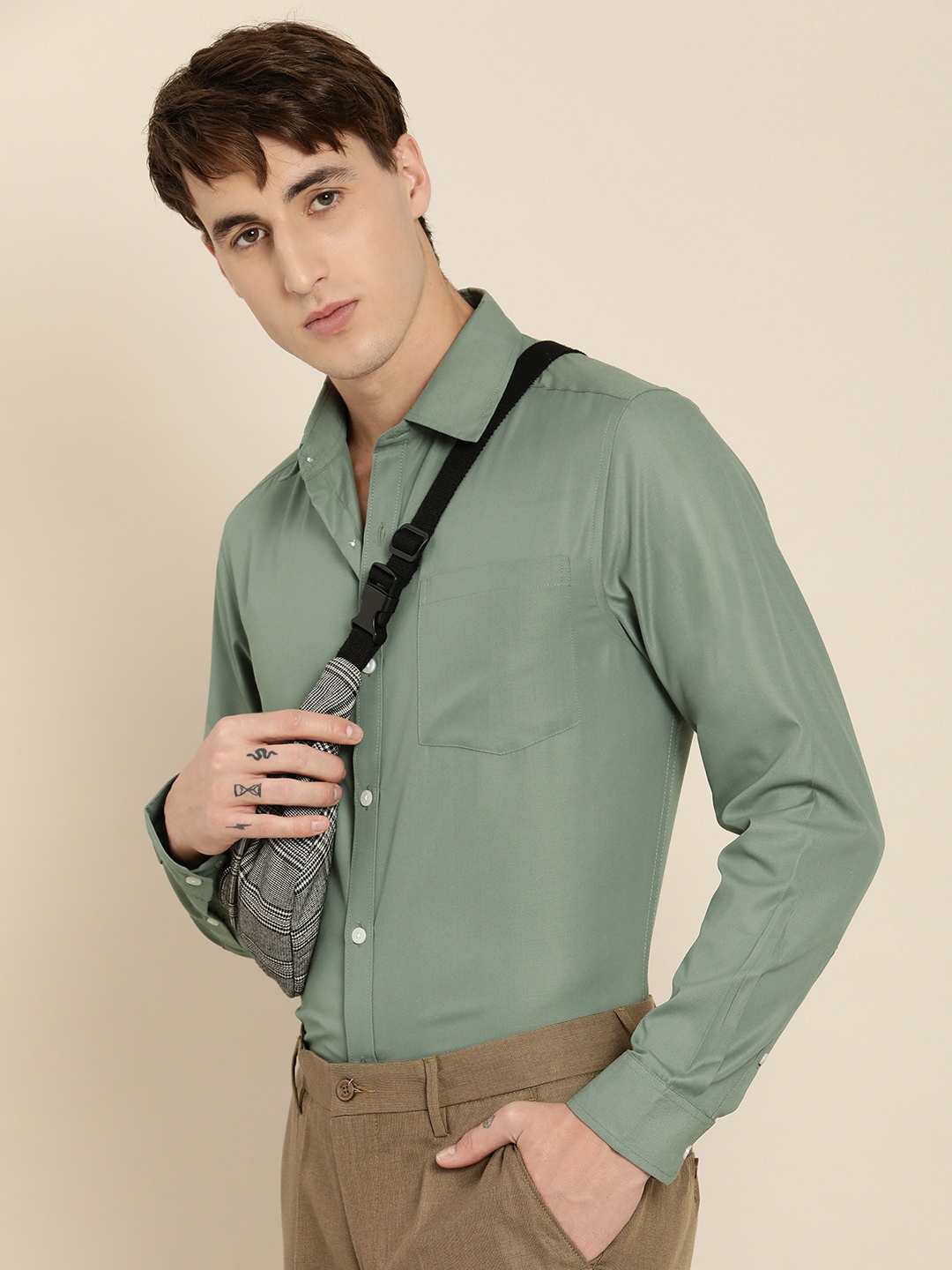 

encore by INVICTUS Men Olive Green Solid Regular Fit Easy Iron Casual Shirt