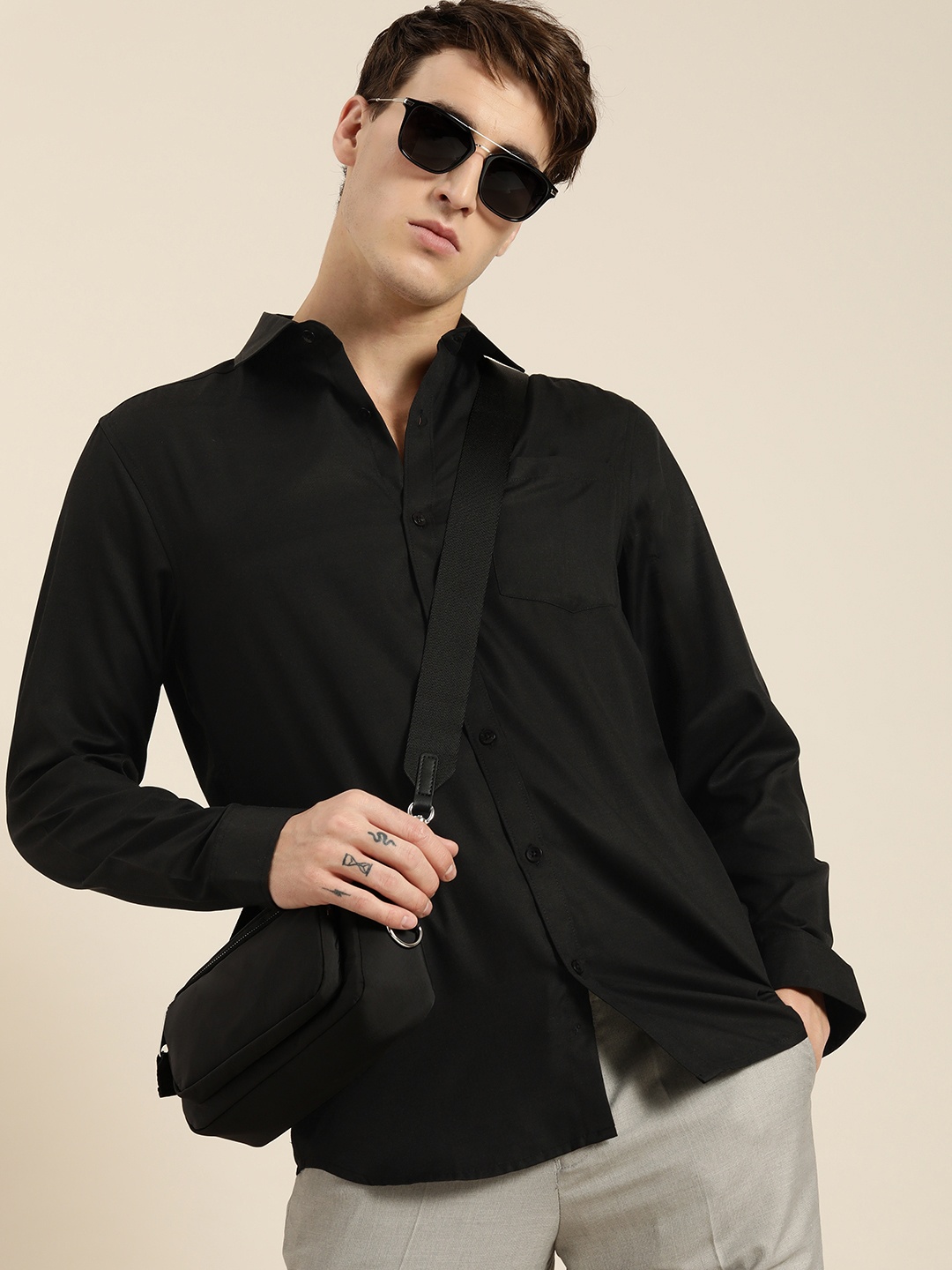 

encore by INVICTUS Men Black Solid Regular Fit Easy Iron Casual Shirt
