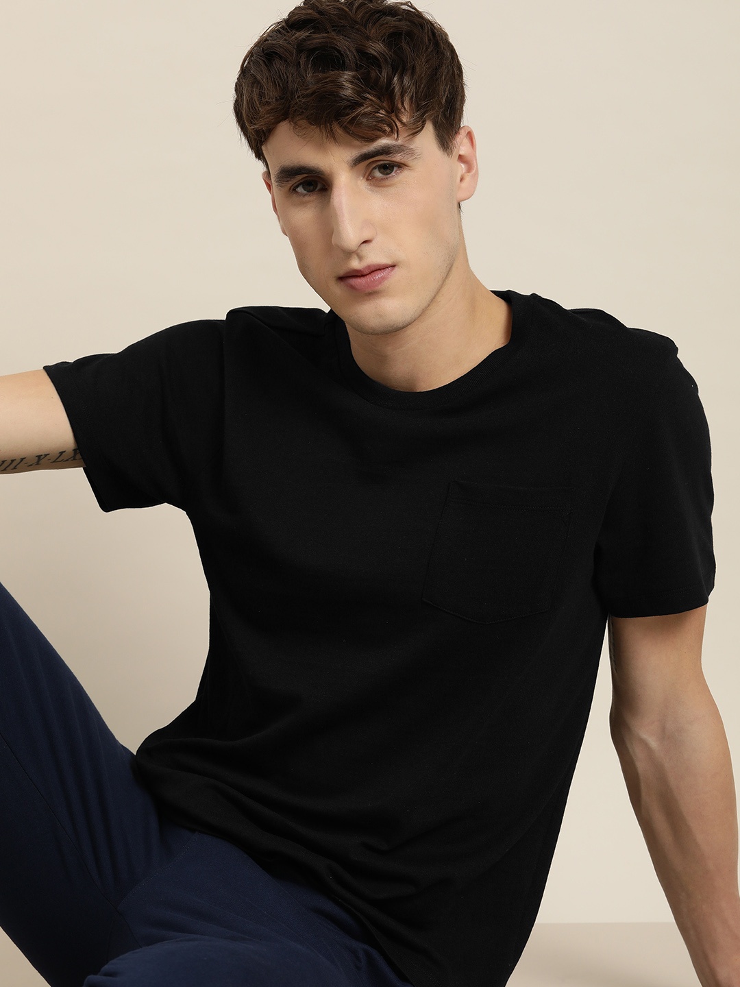 

encore by INVICTUS Men Black Solid Round-Neck Casual T-shirt With Chest Pocket