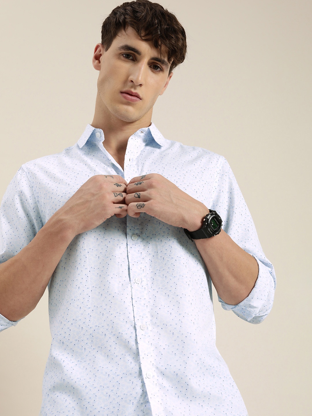 

encore by INVICTUS Men White & Blue Floral Printed Easy Iron Casual Shirt
