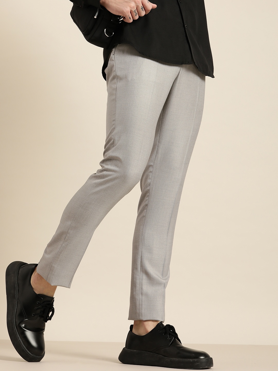 

encore by INVICTUS Men Grey Textured Mid-Rise Regular Trousers