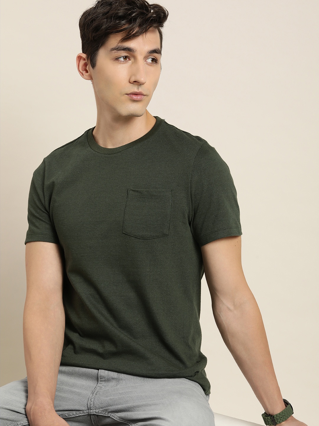 

encore by INVICTUS Men Olive Green Solid Round-Neck Casual T-shirt With Chest Pocket