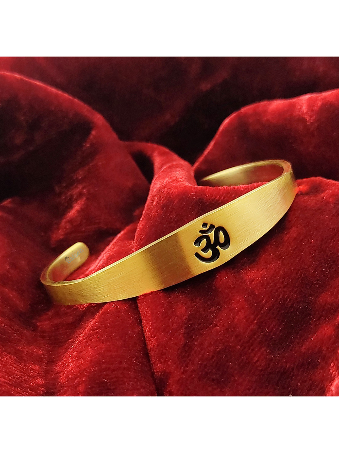 

Saizen Unisex Gold Bracelet