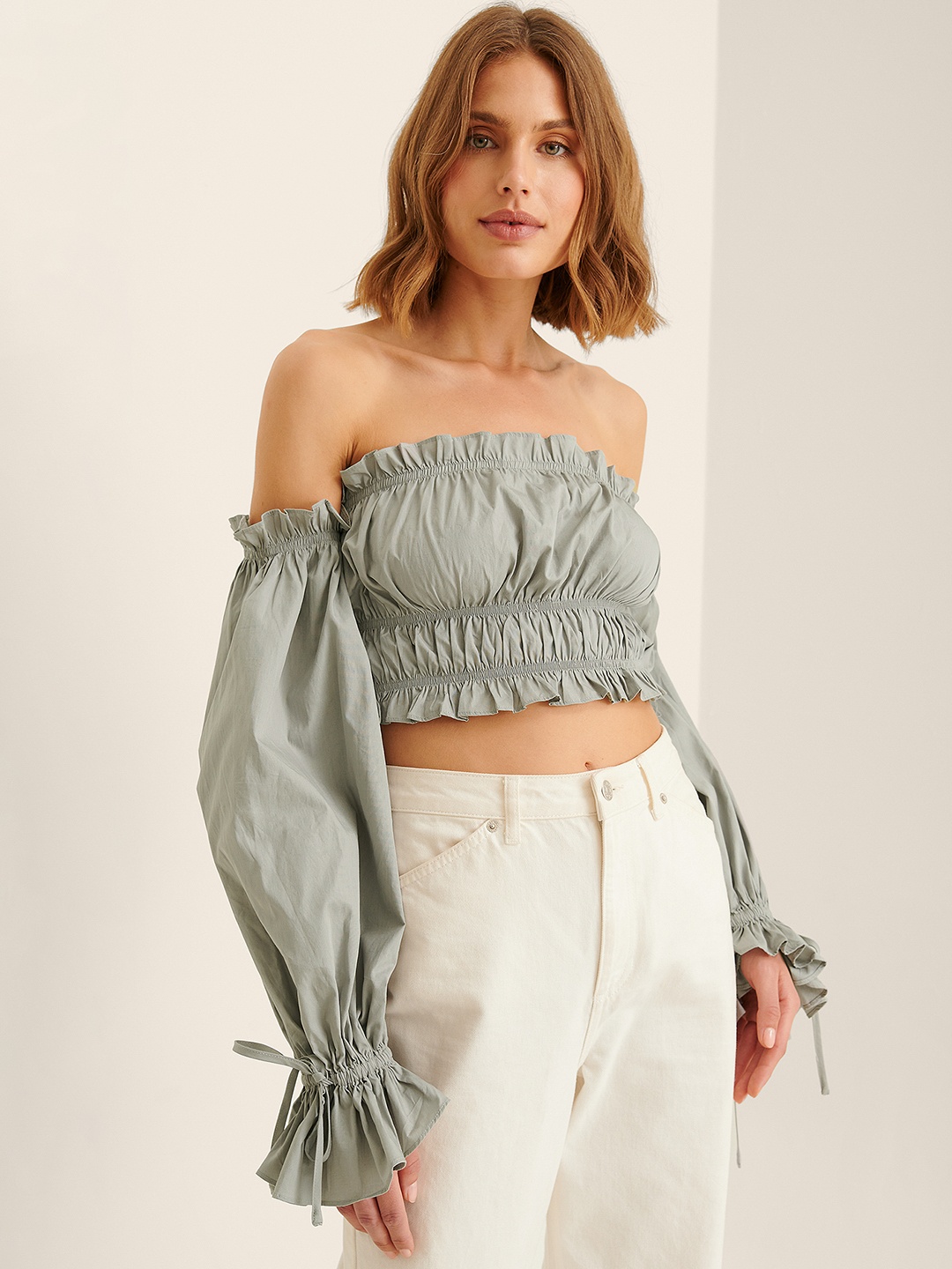 

NA-KD Grey Solid Off-Shoulder Smocked Cotton Crop Bardot Top