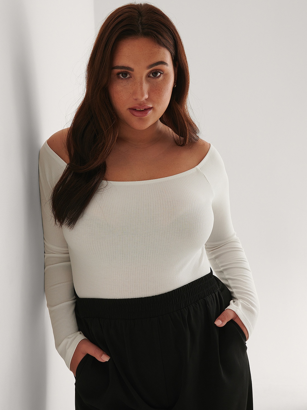 

NA-KD White Solid Off-Shoulder Top