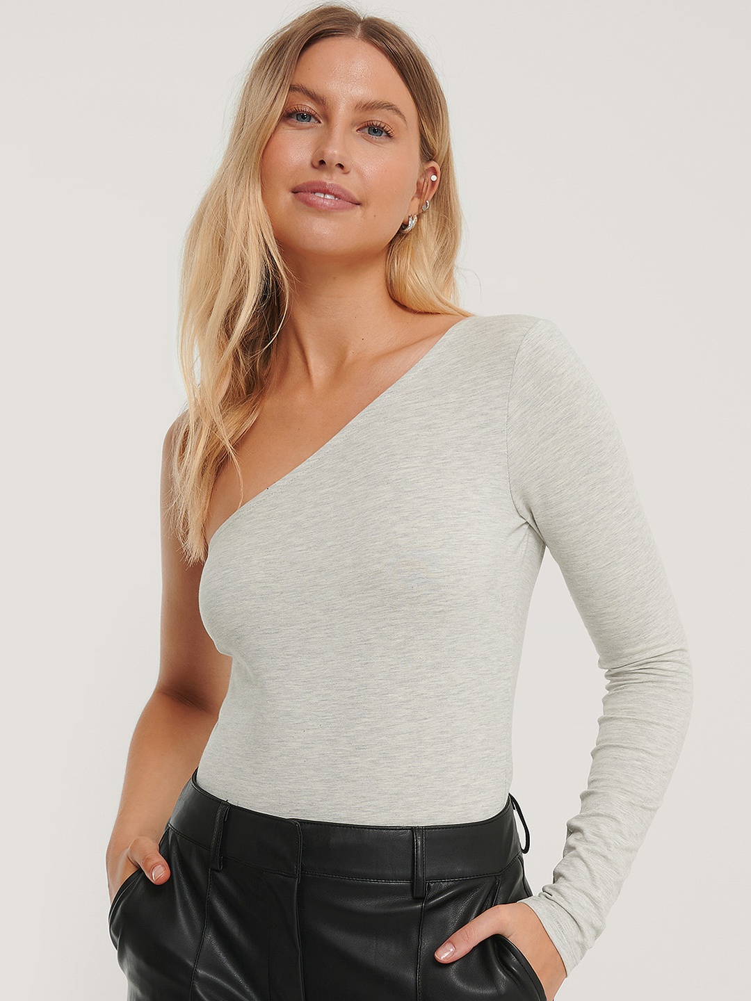 

NA-KD Women Grey Solid One Shoulder Bodysuit