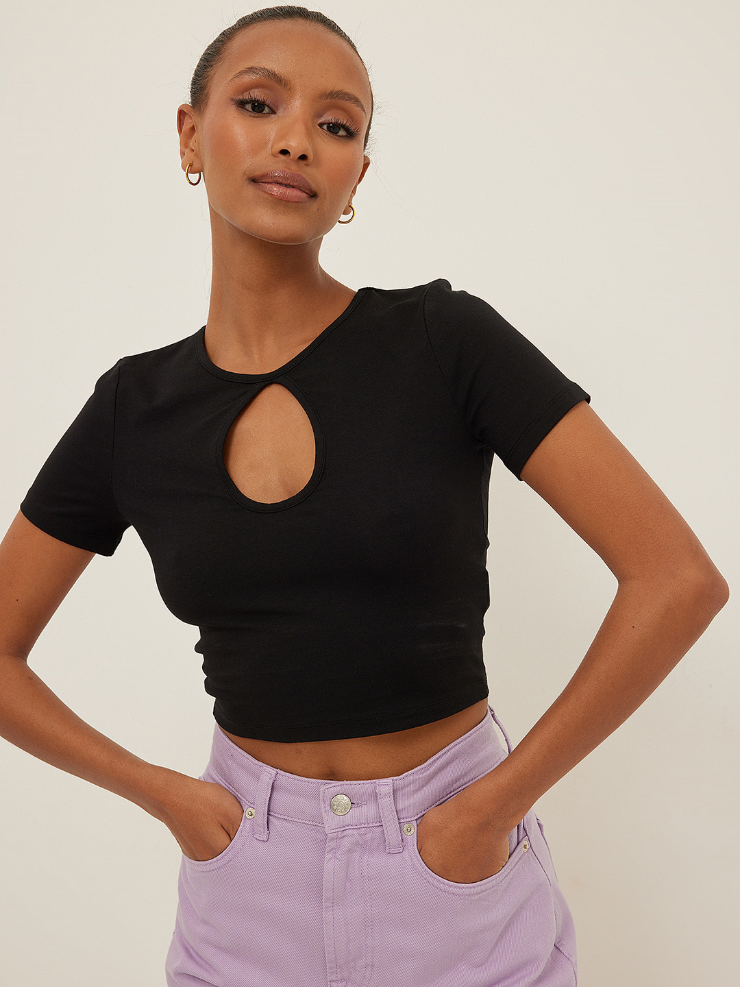 

NA-KD Black Solid Cut-Out Crop Top