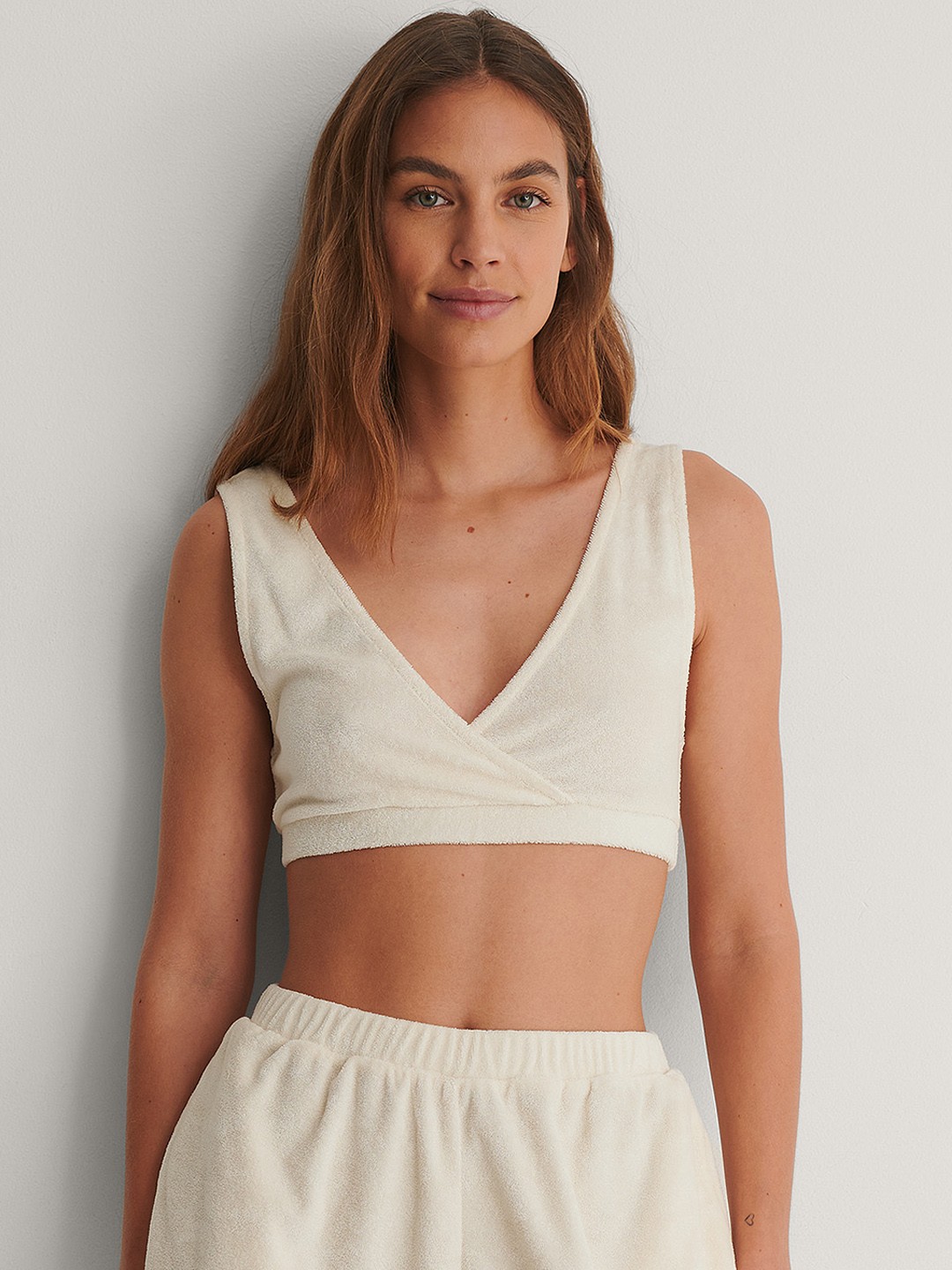 

NA-KD Women Cream-Coloured Solid Crop Top