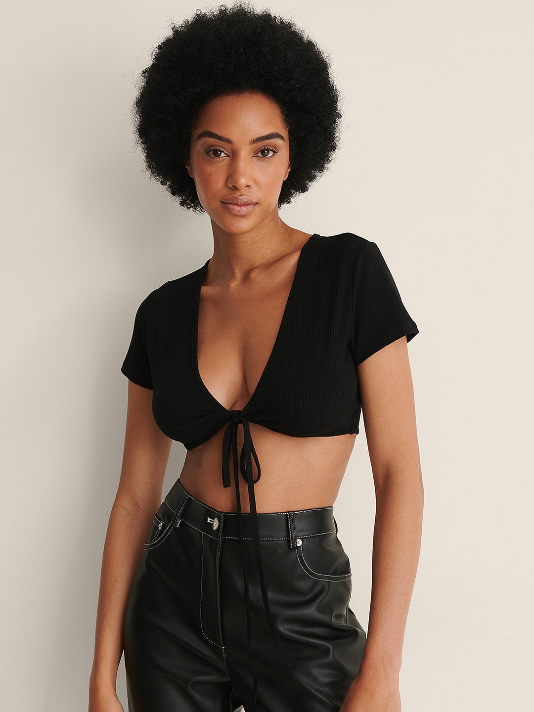 

NA-KD Black Solid Front Knot Crop Top