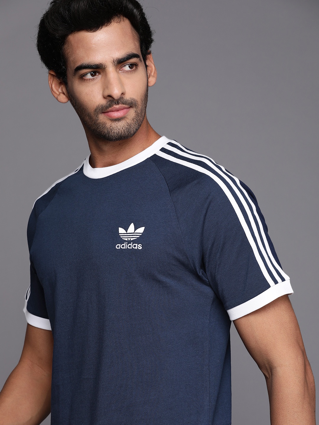 

ADIDAS Originals Men Navy Blue Solid Pure Cotton 3-Stripes Applique Detail T-shirt