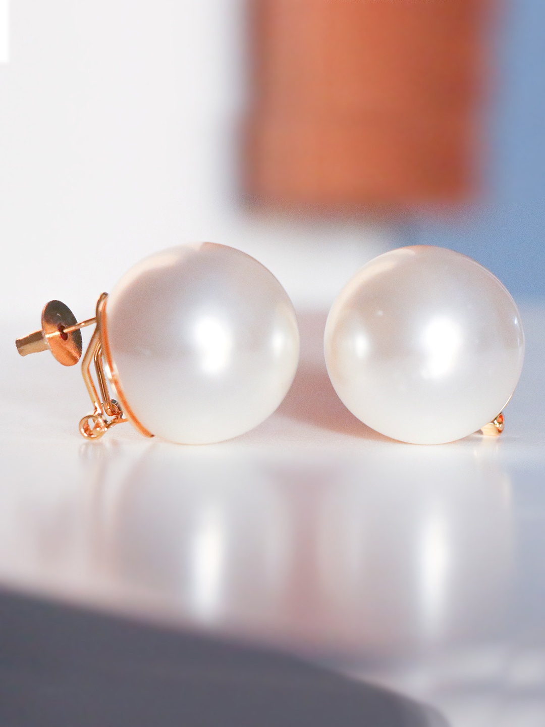 

Ishhaara White Oval Hoop Earrings