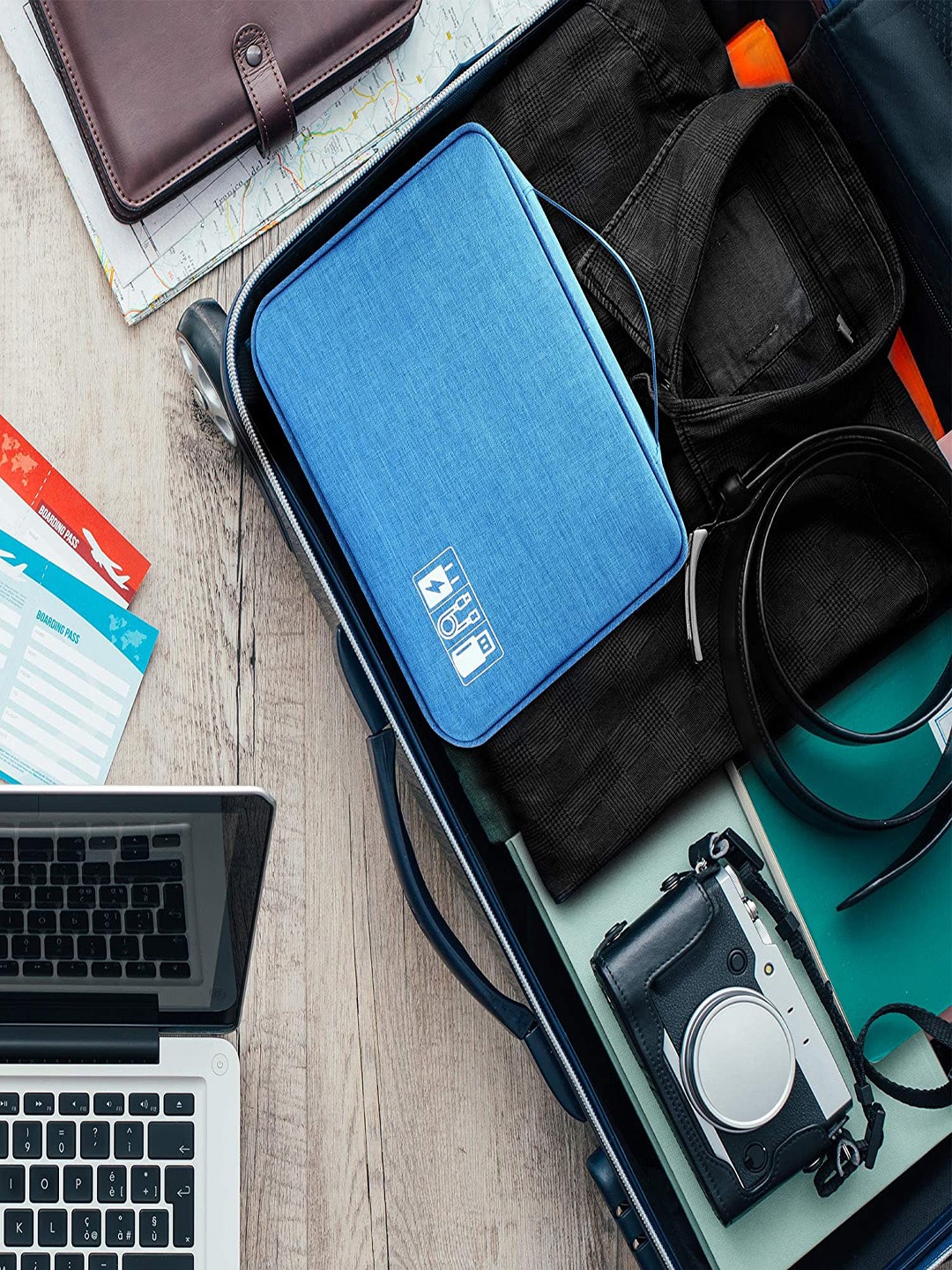 

Awestuffs Blue Travel Gadget Organizer