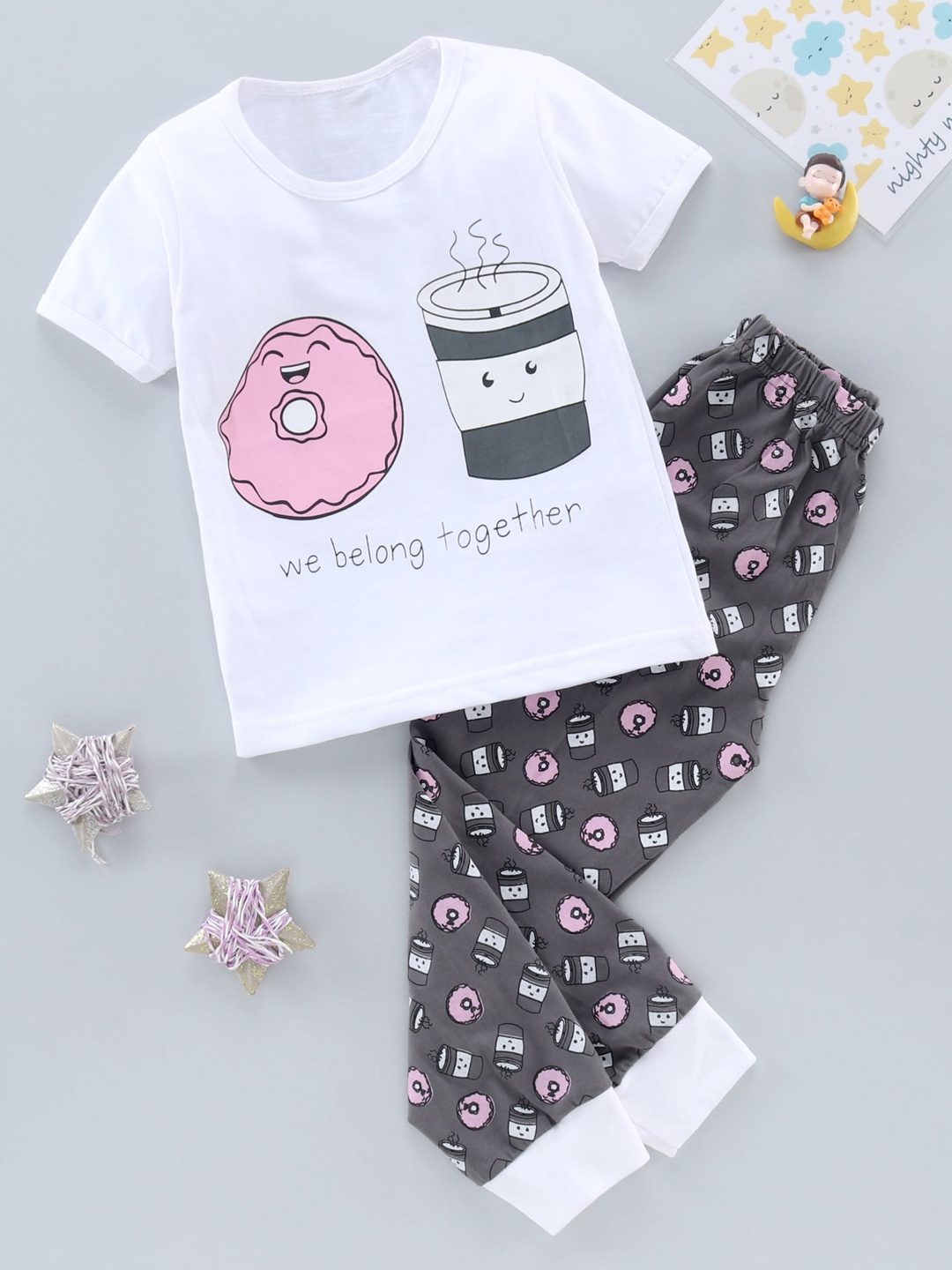 

The Boo Club Unisex Kids White & Grey Printed Pure Cotton T-shirt with Pyjamas