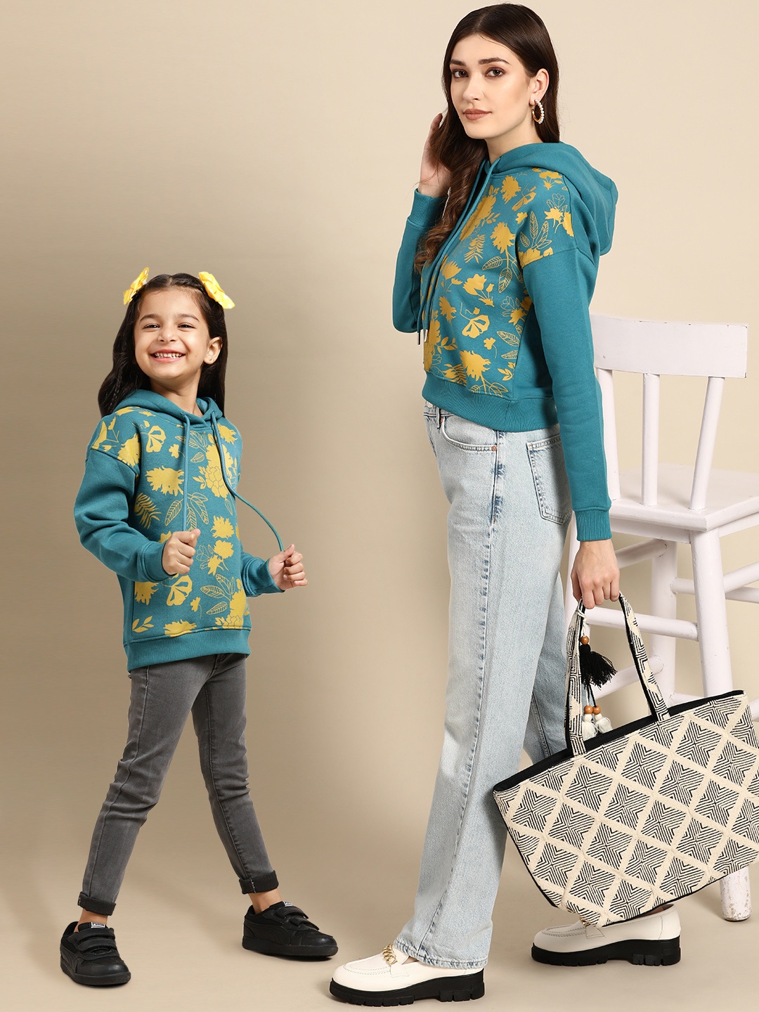 

Sangria Girls Blue & Yellow Floral Printed Hooded Sweatshirt