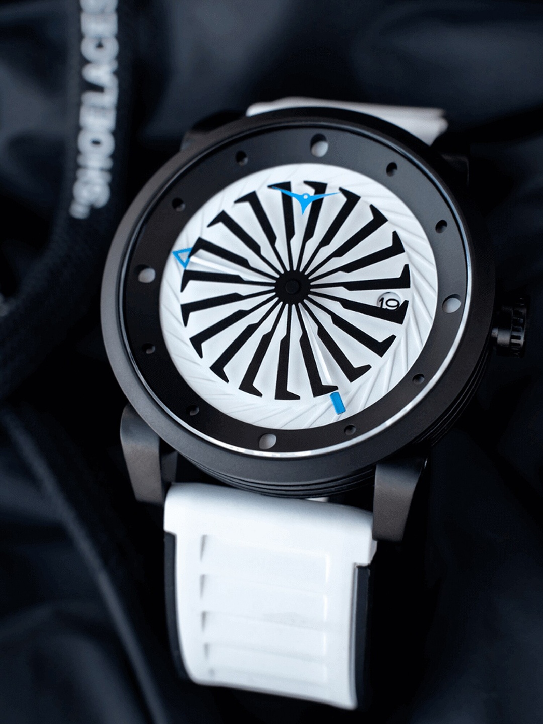 

ZINVO Men White Dial & White Leather Textured Straps Analogue Automatic Motion Powered Watch 262