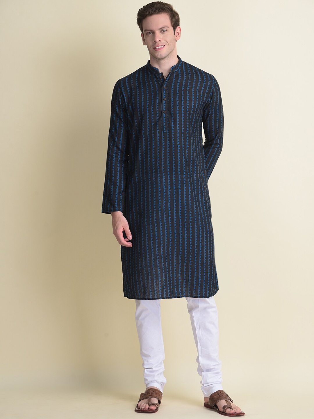 

NAMASKAR Men Black Cotton Printed Kurta