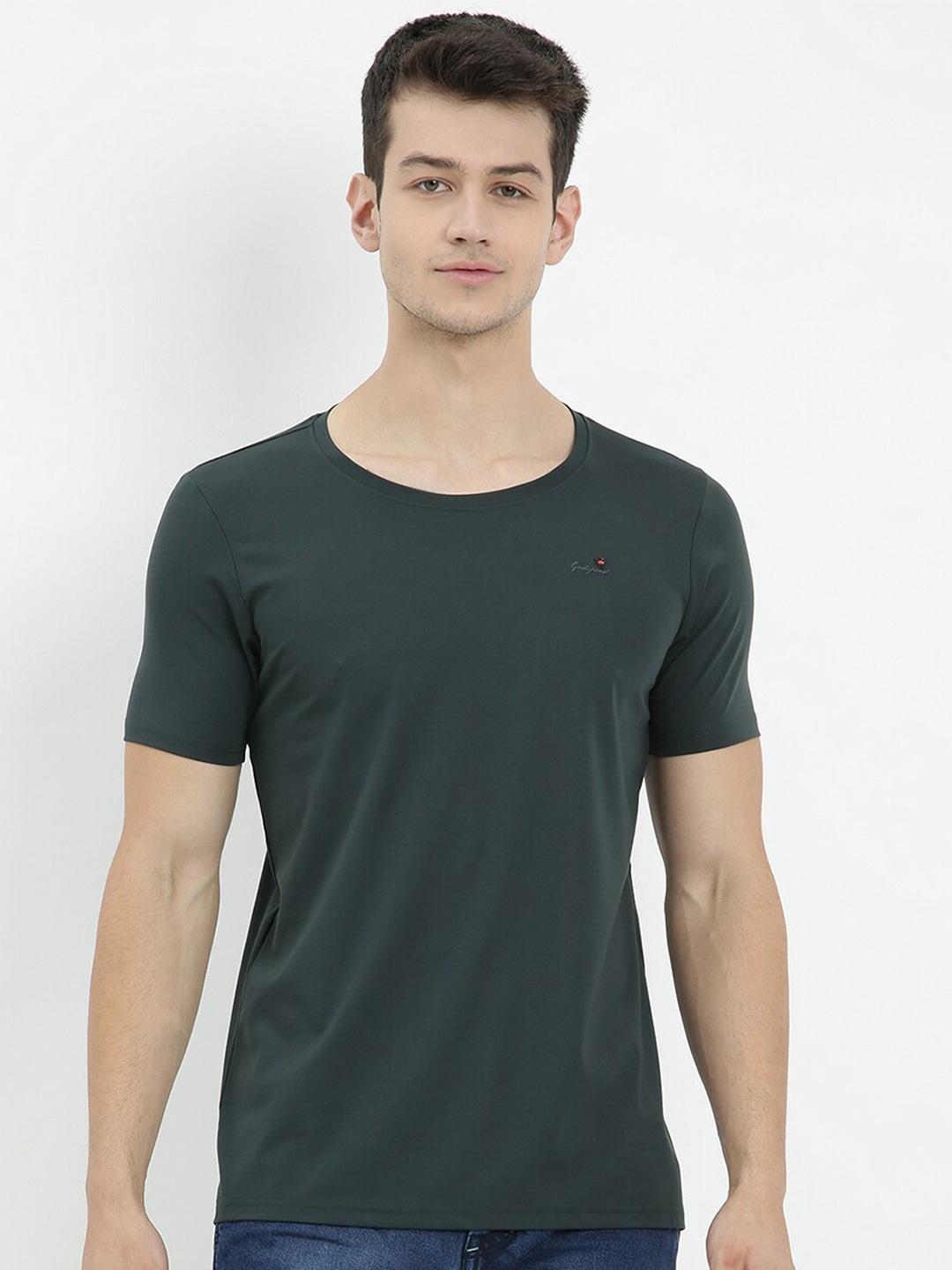 

V2 Value & Variety Men Green T-shirt