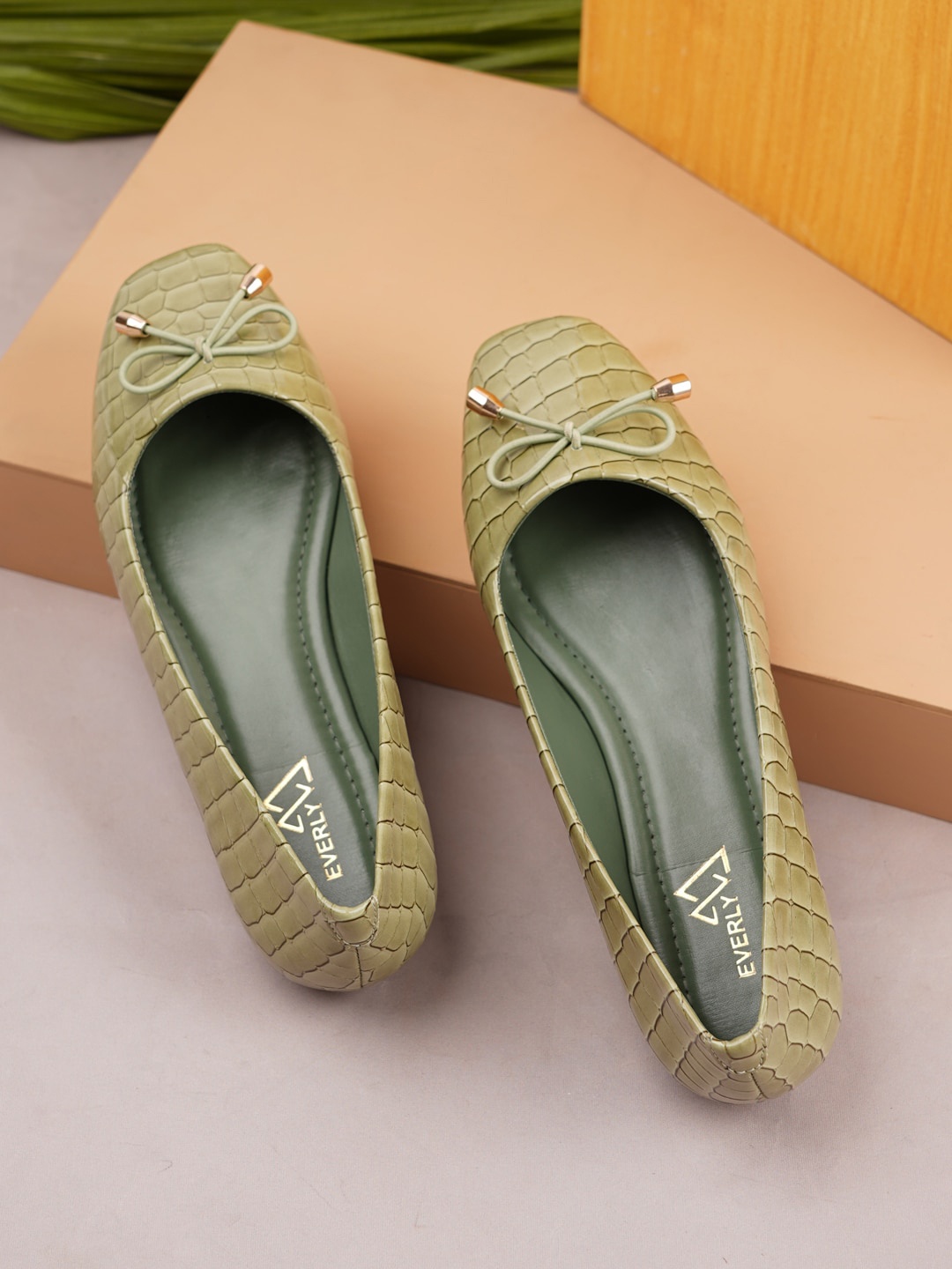 

EVERLY Women Olive Green Textured Bows Flats