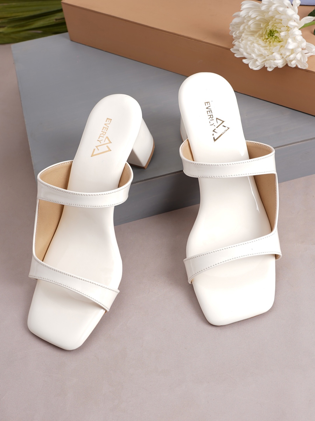

EVERLY White Colourblocked Block Sandals With Bows