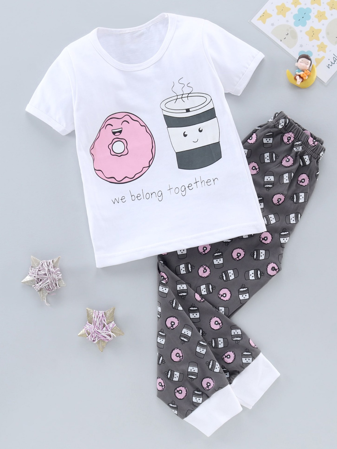

The Boo Club Unisex Kids White & Grey Printed Pure Cotton T-shirt with Pyjamas