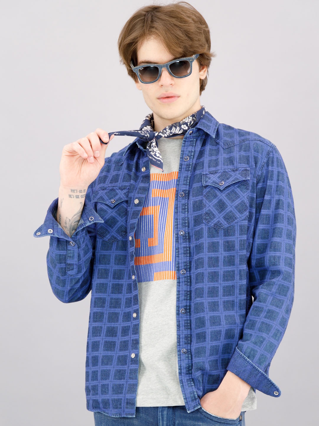 

FREESOUL Men Blue Slim Fit Checked Casual Shirt