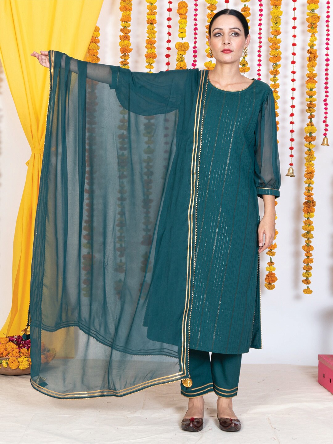 

AKISO Green & Gold-Toned Dupatta with Gotta Patti