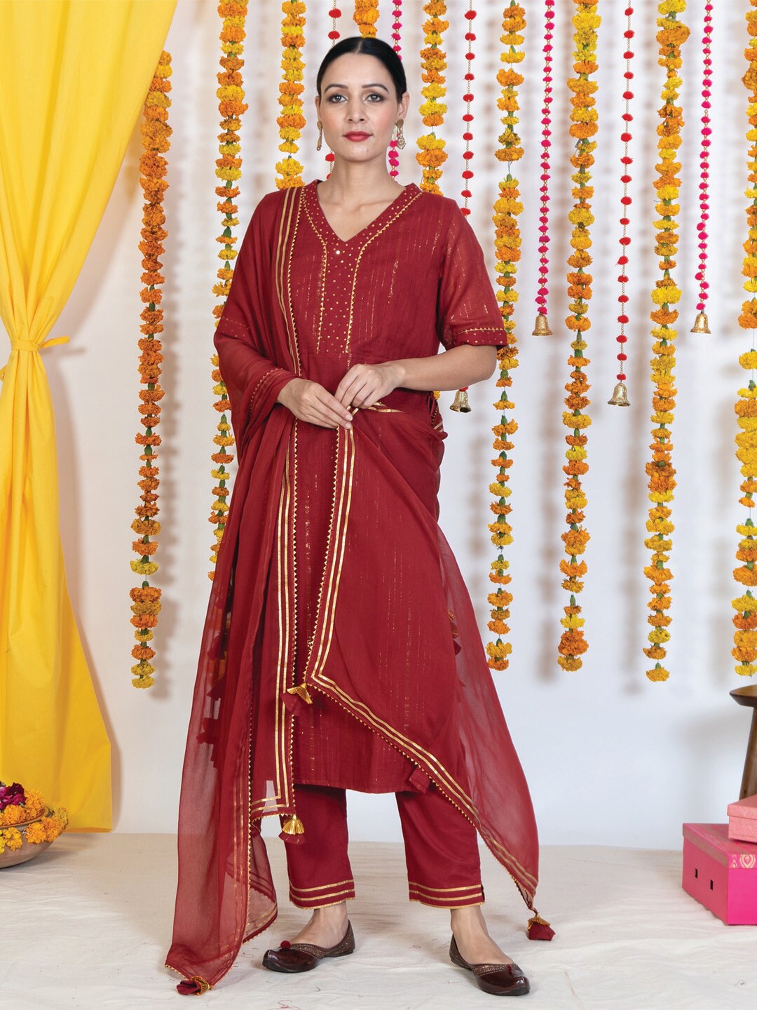 

AKISO Red & Gold-Toned Dupatta with Gotta Patti