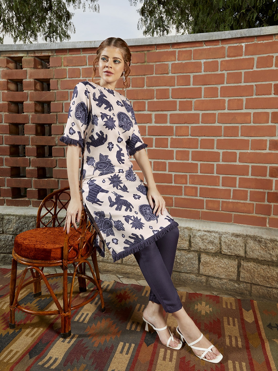 

Sangria Women Navy Blue Ethnic Motifs Printed Kurta with Trousers