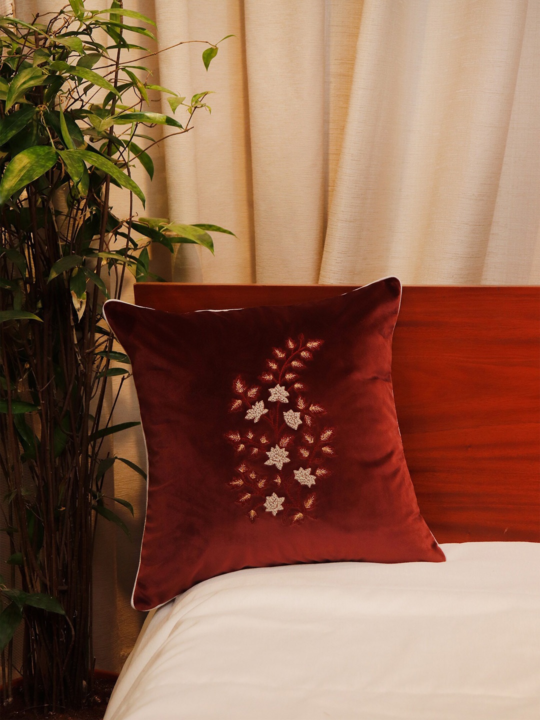 

ZEBA Maroon & Gold-Toned Ethnic Motifs Velvet Square Cushion Covers
