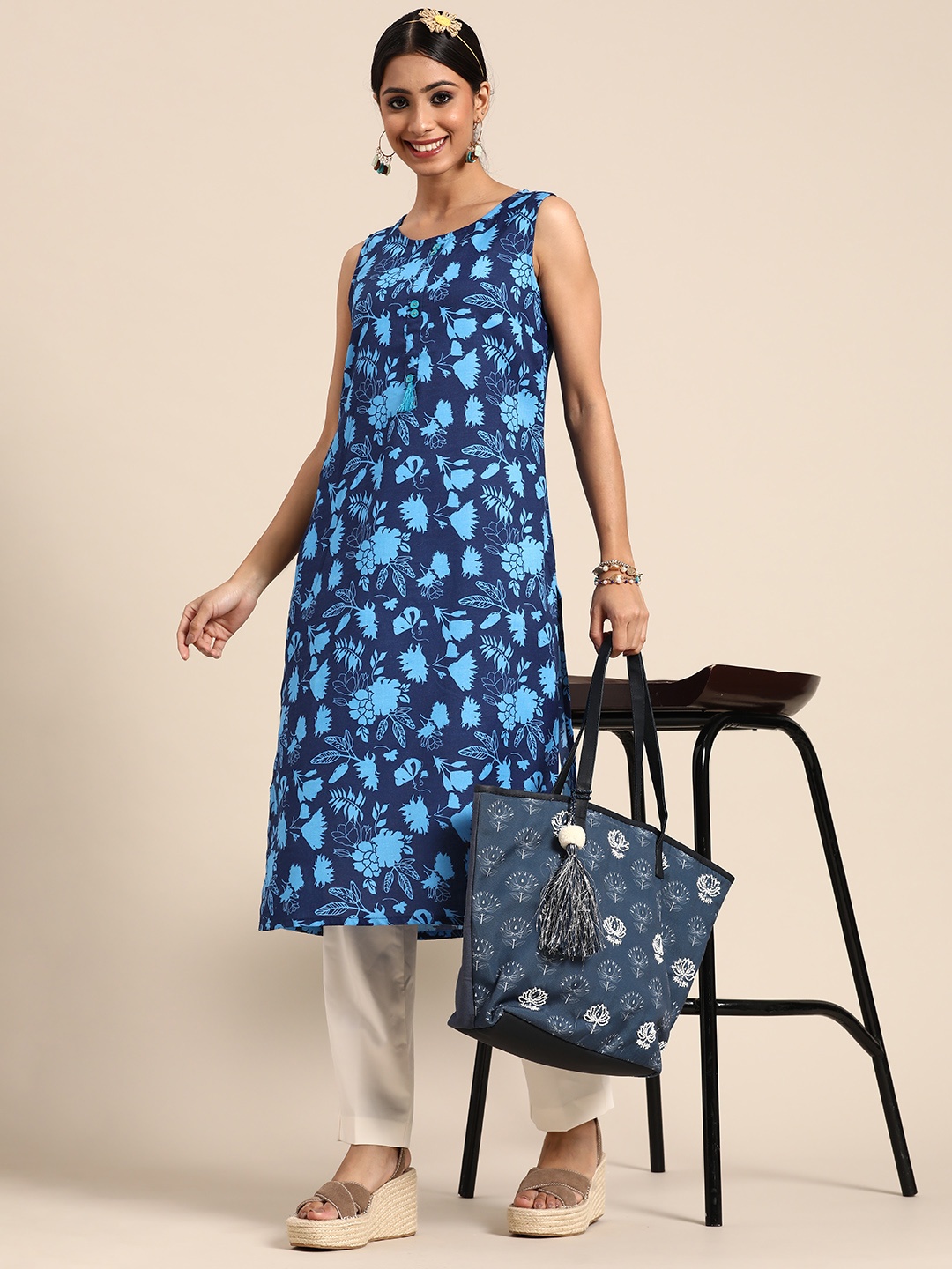 

Sangria Women Blue Floral Printed Kurta