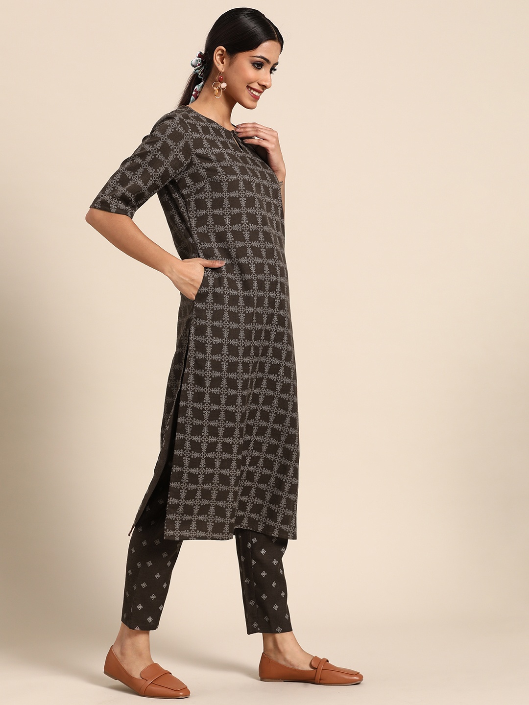 

Sangria Women Brown Ethnic Motifs Printed Kurta with Trousers